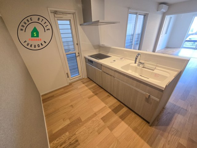 太宰府市五条6丁目第1-1棟（1号棟）のキッチン|ダイニングテーブルへの配膳がラクラク、お料理はかどるカウンター付きシステムキッチン！