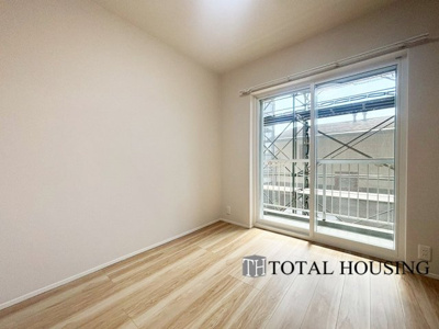 【洋室】 | 南24条シティハウス | 洋室　約5.1帖
開放的なバルコニー直結のお部屋です。大きな窓はお日様の光をたっぷり取り込み、明るく癒されるプライベートルームになりそうです。のんびり読書なども良いですね♪