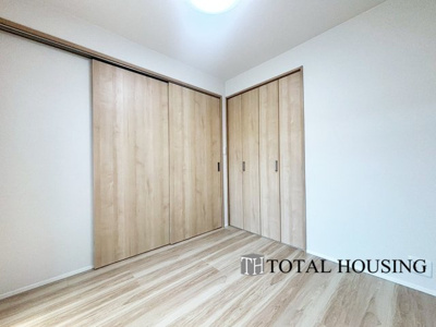 【洋室】 | 南24条シティハウス | 洋室　約5.1帖
LDKと隣接した洋室でリビングから目が届く場所なので、お子様の遊び部屋・お昼寝スペースとして使うのもオススメです♪