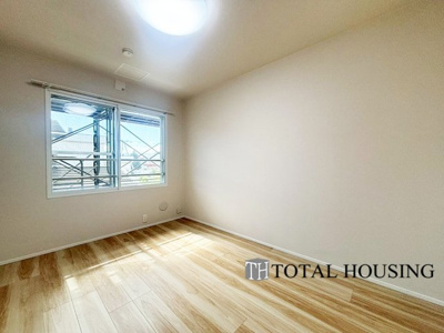 【洋室】 | 南24条シティハウス | 洋室　約5.8帖
大きな窓からたっぷりの日差しが降り注ぐ明るい室内です。気持ちの良い朝日を受けて、目覚めの良い健康的な朝を迎えられそうです。