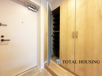 【玄関】 | 南24条シティハウス | 住まう人も来客も入った時にワクワクさせてくれるオシャレな玄関♪
収納もたっぷりあるので、靴がたくさんあっても安心！
気持ちの良い朝は、毎日ここからスタートしていきます♪