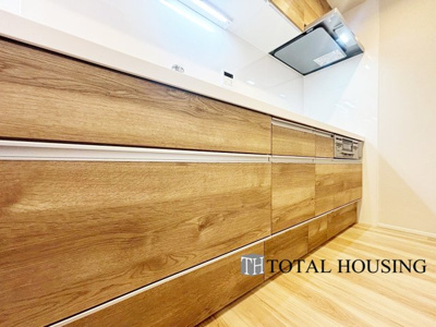 【キッチン】 | 南24条シティハウス | キッチンスペースはリビングダイニングとは独立したタイプです。「来客時でもキッチンスペースを見られない」「調理の油や匂いがお部屋に広がりにくい」などのメリットがございます。