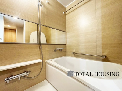 【浴室】 | 南24条シティハウス | 限られた空間を広く見せるワイドミラーを採用したバスルーム。毎日の疲れを癒やすバスタイムを。浴室換気乾燥暖房機付きで浴室内干しも可能！