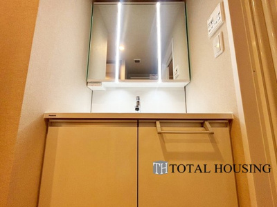 【独立洗面台】 | 南24条シティハウス | 一日の始まりの朝、歯磨きをしたりメイクや髪をセットしたり・・・使いやすさが考えられた3面鏡です♪シャワー付水栓で洗面台でのシャンプーや毎日の掃除に大変便利ですね♪