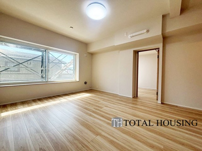 【居間・リビング】 | 南24条シティハウス | 南向きに大きく開いた窓からは、明るい陽射しが射し込みます。
爽やかな風が吹き抜ける心地良いリビングには、自然と家族が集まります。