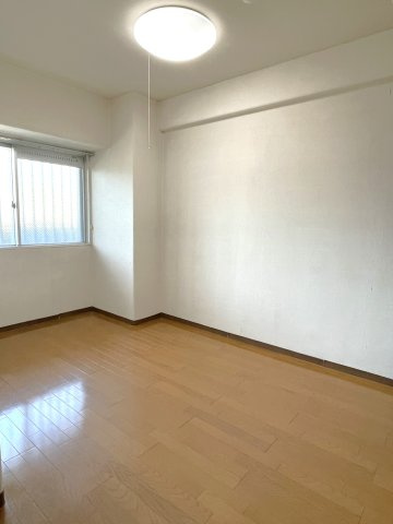 サーパス新南陽の洋室