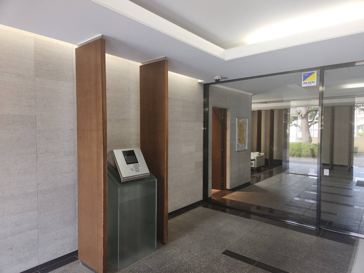 コスモシティ鳩ヶ谷駅前のロビー|安心のオートロック