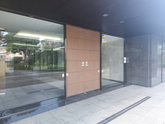 コスモシティ鳩ヶ谷駅前のエントランス|高級感あふれるエントランス