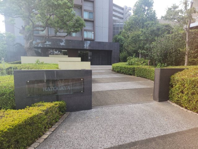 コスモシティ鳩ヶ谷駅前のその他|植栽が綺麗に整っていて美しいマンションの顔