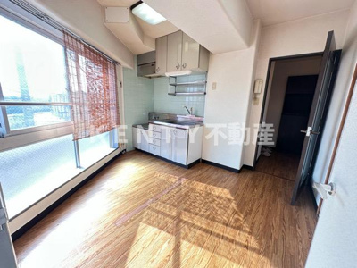 【内装】 | アクセスマスダ | 明るい色調の室内です