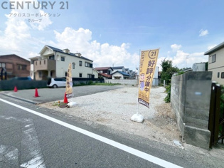 間取り設計の自由度が高い平坦な整形地で、現況更地となっております。