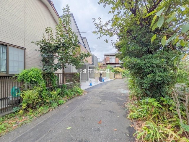 杉並区上井草2丁目 全2棟 A号棟の前面道路含む現地写真