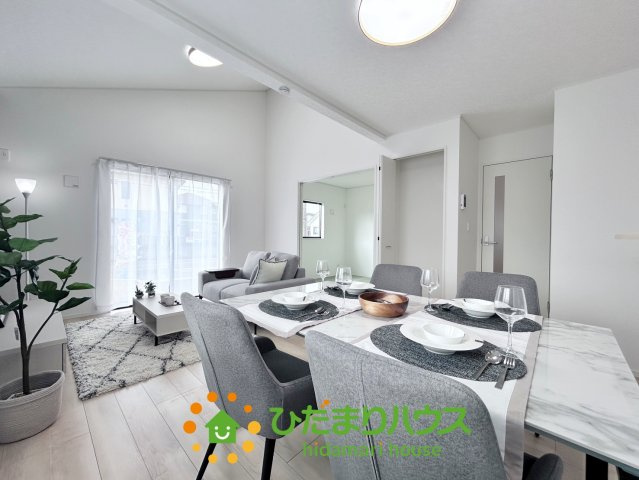 蓮田市黒浜第10　新築一戸建て　クレイドルガーデンの居間・リビング|勾配天井で解放感があります！