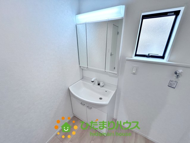 蓮田市黒浜第10　新築一戸建て　クレイドルガーデンの独立洗面台|3面鏡の裏は収納です！