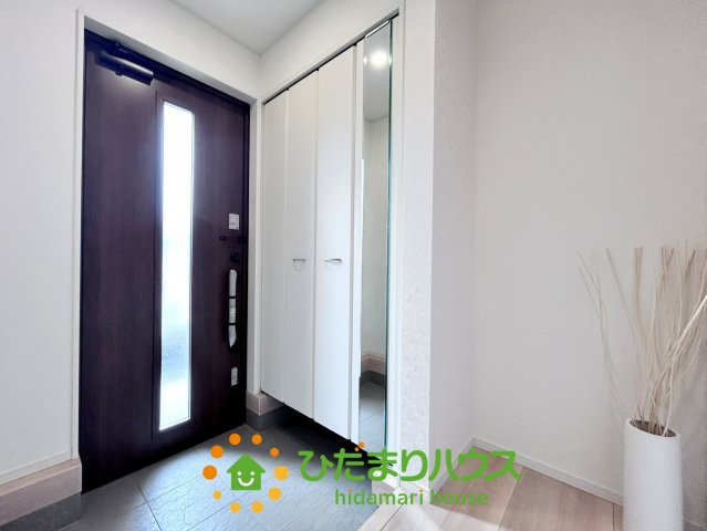 蓮田市黒浜第10　新築一戸建て　クレイドルガーデンの玄関|ちょっとしたものを置けるスペースあります！