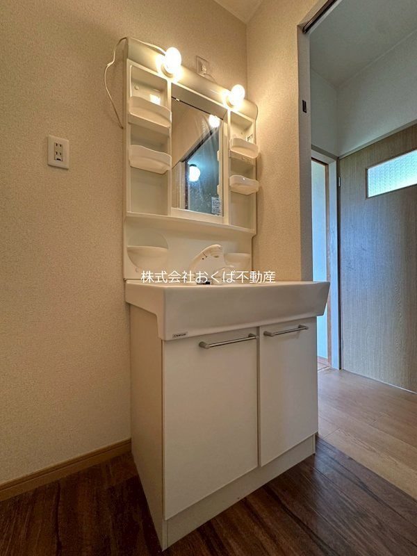 ルージュ1の独立洗面台|朝の支度にも助かる、独立の洗髪洗面化粧台