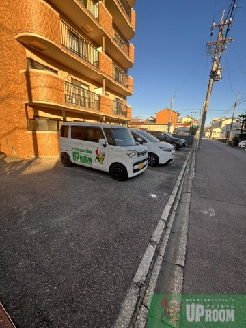 エレガントパレス守山の駐車場