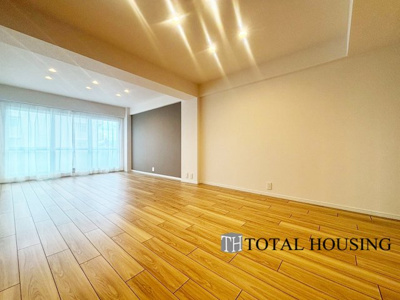 【居間・リビング】 | ファミール澄川 | オープンでのびやかな空間を生み出す、こだわりの広がりとゆとり。家族と過ごす時間を大切にしたい方にぴったりの明るくゆとりある住空間です。南側の窓からの日差しがリビングの隅々までしっかりと届きます！