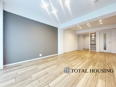 【居間・リビング】 | ファミール澄川 | 広くゆったりと家族揃って寛げるLDKは約18.3帖。毎日の始まりと終わりをここで迎える大切な空間はいつでも心地良い空気感。落ち着いた雰囲気で過ごしたり家族でわいわい盛り上がる日も。