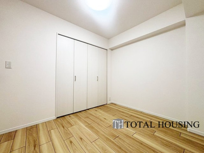 【洋室】 | ファミール澄川 | 洋室　約4.5帖
家族構成やライフスタイルに合わせて、多目的にお使いいただけます。優しい色合いの木目調のフローリングが空間にアクセントをもたらしお洒落な室内です。