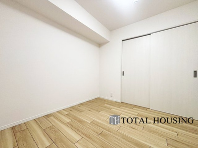 【洋室】 | ファミール澄川 | 洋室　約4.5帖
LDKと隣接した洋室でリビングから目が届く場所なので、お子様の遊び部屋・お昼寝スペースとして使うのもオススメです♪