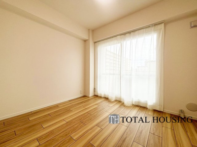 【洋室】 | ファミール澄川 | 洋室　約5.4帖
穏やかな寛ぎを届ける上質仕様のゆとりある主寝室。自分の時間を充実させながら心豊かにできるプライベート空間。バルコニーにも面し、風通しも良く、明るい陽射しが入る心地よい空間です。