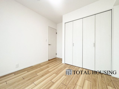 【洋室】 | ファミール澄川 | 洋室　約5.4帖
シンプルデザインなことによりご自分お好みのレイアウトがしやすい主寝室。クローゼットが設置されているのでお部屋の整理整頓もすっきり楽々。お部屋をよりゆったりとお使い頂けます。