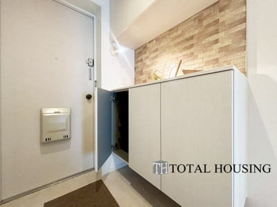 【玄関】 | ファミール澄川 | 住まう人も来客も入った時にワクワクさせてくれるオシャレな玄関♪
収納もたっぷりあるので、靴がたくさんあっても安心！
気持ちの良い朝は、毎日ここからスタートしていきます♪