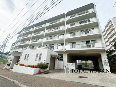 【外観】 | ファミール澄川 | 流行に左右されず、将来にわたって価値が継続する「上質」な佇まい。親しみやすさが暮らしを豊かにしてくれる住空間です。