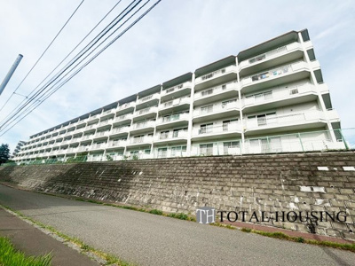 【外観】 | ファミール澄川 | 周辺の穏やかな住宅街に溶け込みながらも、しっかりとした佇まいと落ち着いた色合いが安心感を与えるマンションです。