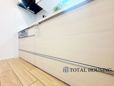 【キッチン】 | ファミール澄川 | LDKを広く使え、料理に集中することができる壁付けタイプのキッチンです。上下に収納が設けられ、調理用品や食器類をすっきりと収納できます◎