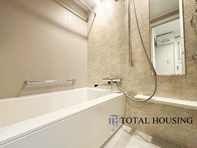 【浴室】 | ファミール澄川 | 乾燥機付きの浴室は雨の日でも洗濯物が干せるので、忙しい共働きのご家庭では大活躍です。