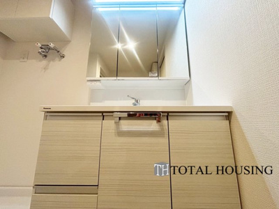 【玄関】 | ファミール澄川 | 一日の始まりの朝、歯磨きをしたりメイクや髪をセットしたり・・・使いやすさが考えられた3面鏡です♪シャワー付水栓で洗面台でのシャンプーや毎日の掃除に大変便利ですね♪