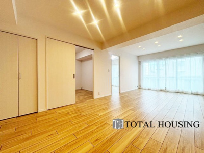 【居間・リビング】 | ファミール澄川 | 家族みんなが爽やかに健やかに過ごせるように、溢れる光をたっぷり取り込んだリビングダイニング。集いの場、憩いの場としての快適性を求めたやすらぎの空間です。