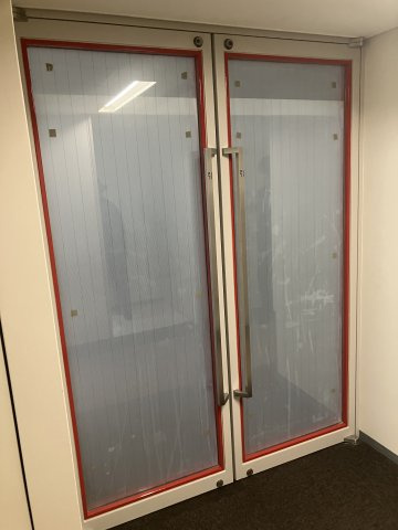 日本プレスセンタービルの玄関