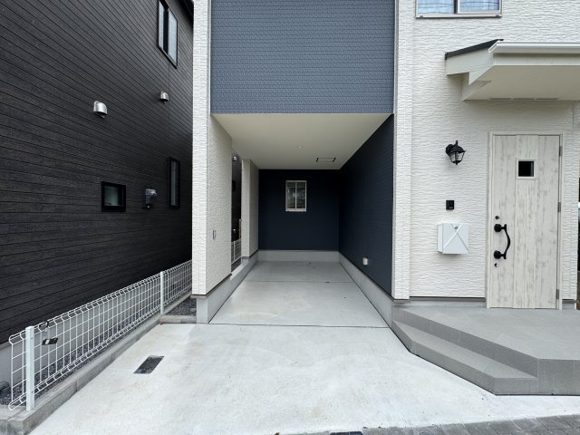 市川市稲荷木２丁目新築戸建の駐車場|A号棟駐車スペース：愛車に優しいビルトインガレージ