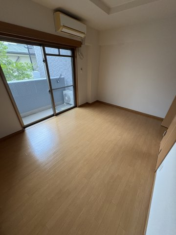 メゾン・ド・ヴィレ　須磨潮見坂の居間・リビング|こちらのリビングで趣味の時間をお楽しみください