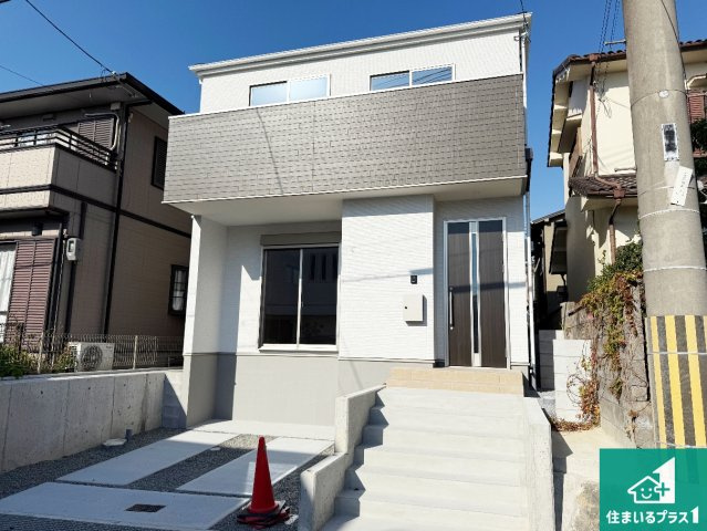 枚方市楠葉野田　第2期　新築一戸建ての独立洗面台|清潔感のある洗面台です。フラットな鏡は掃除がしやすく毎日清潔！ホースは引き出して使えるので洗顔やお掃除の際に便利です！