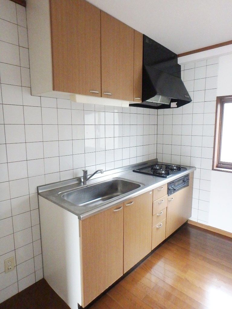 エクセルハイツ南のキッチン|3口コンロ・グリル付のシステムキッチンです♪