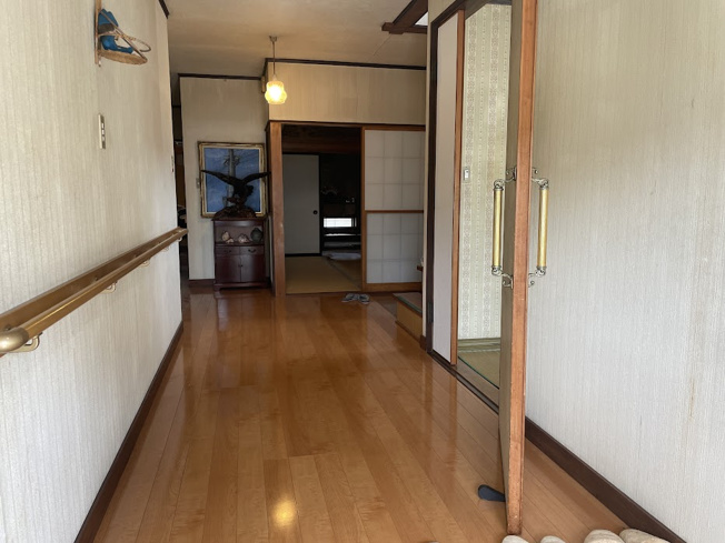 【玄関】 | 天童市北久野本3丁目【中古住宅】 | 広い廊下に手摺もあり安心です。