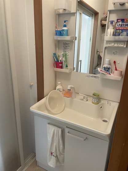 【独立洗面台】 | 天童市北久野本3丁目【中古住宅】 | スタイリッシュなだけでなく収納力もあります。コンセント付きで、ドライヤーやヘアーアイロンなど朝の準備はスムーズに行えます。