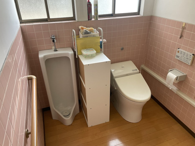 【トイレ】 | 天童市北久野本3丁目【中古住宅】 | 節水タイプのトイレは水道代の節約に繋がります。お掃除もしやすいのが特徴です。ウォシュレット機能搭載でリモコンもあるため操作しやすく使い勝手よし。