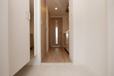 【玄関】 | エスリード大阪デュアルゲート | 収納もある玄関です