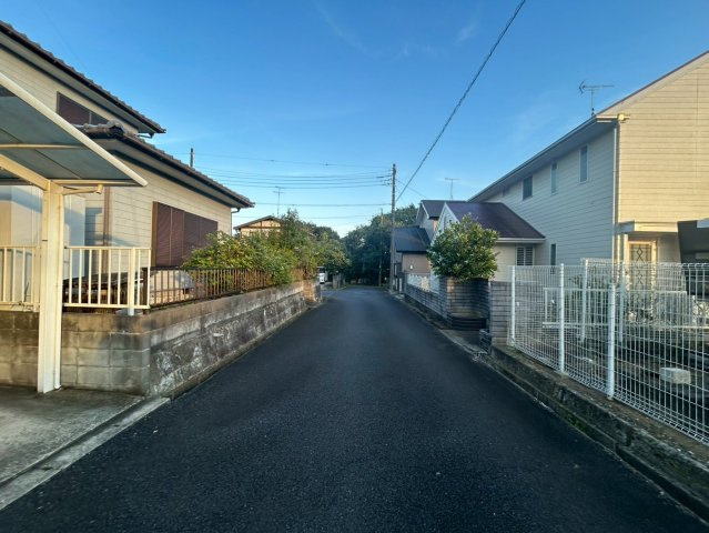 稲敷市沼田　中古戸建の前面道路含む現地写真