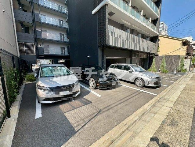 プレサンス千種駅前レイズの駐車場