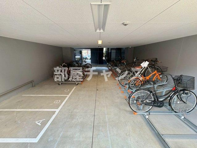 プレサンス千種駅前レイズの駐車場