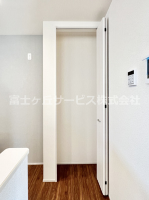 【収納】 | 富士宮市万野原新田 2期 新築一戸建て 2号棟 | キッチン横の収納です