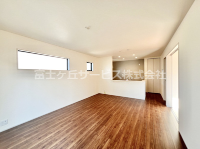 【居間・リビング】 | 富士宮市万野原新田 2期 新築一戸建て 2号棟 | 15.7帖のリビングダイニングです