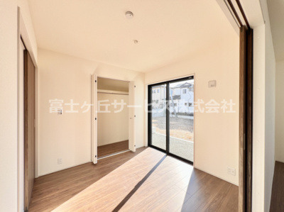 【洋室】 | 富士宮市万野原新田 2期 新築一戸建て 2号棟 | リビング横の4.5帖の洋室です