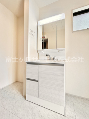 【独立洗面台】 | 富士宮市万野原新田 2期 新築一戸建て 2号棟 | 独立洗面台で身支度をすべて済ませてしまいましょう